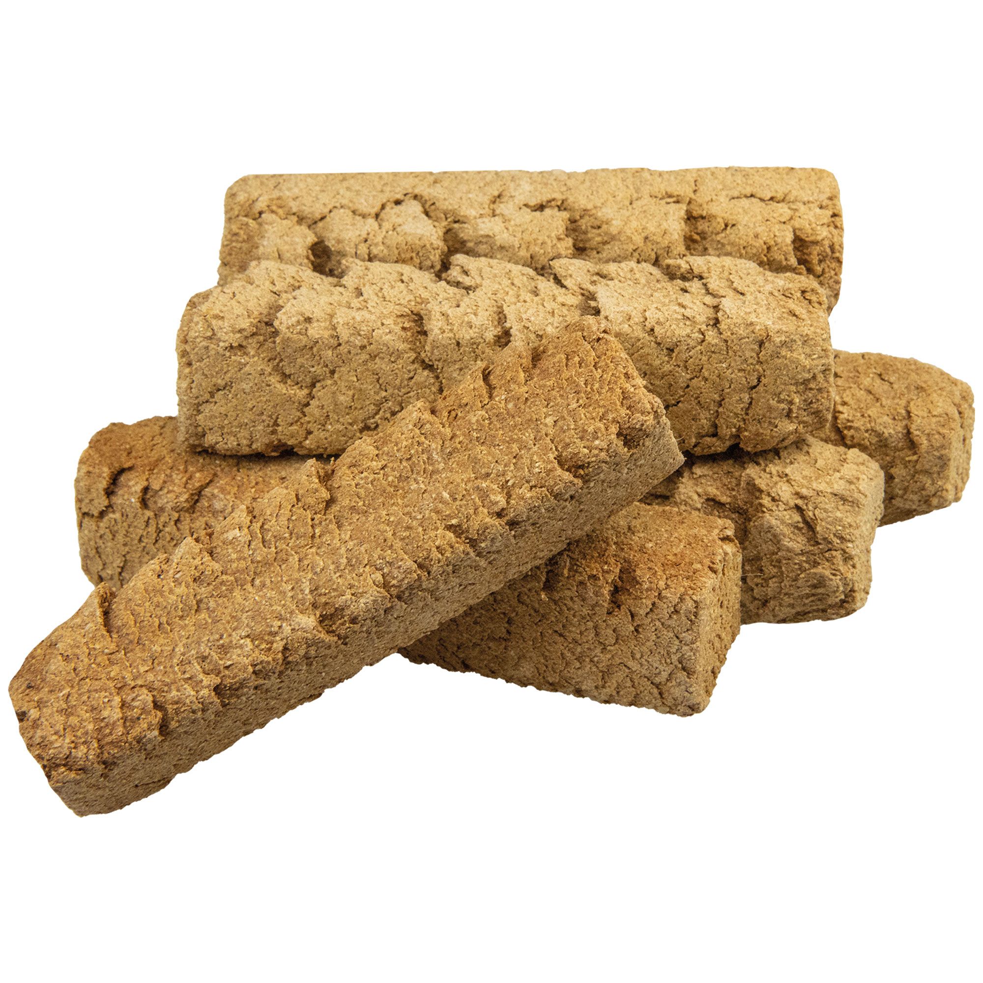 Mehrere rechteckige Hundekuchen, beige, mit rauer Oberfläche, gestapelt.