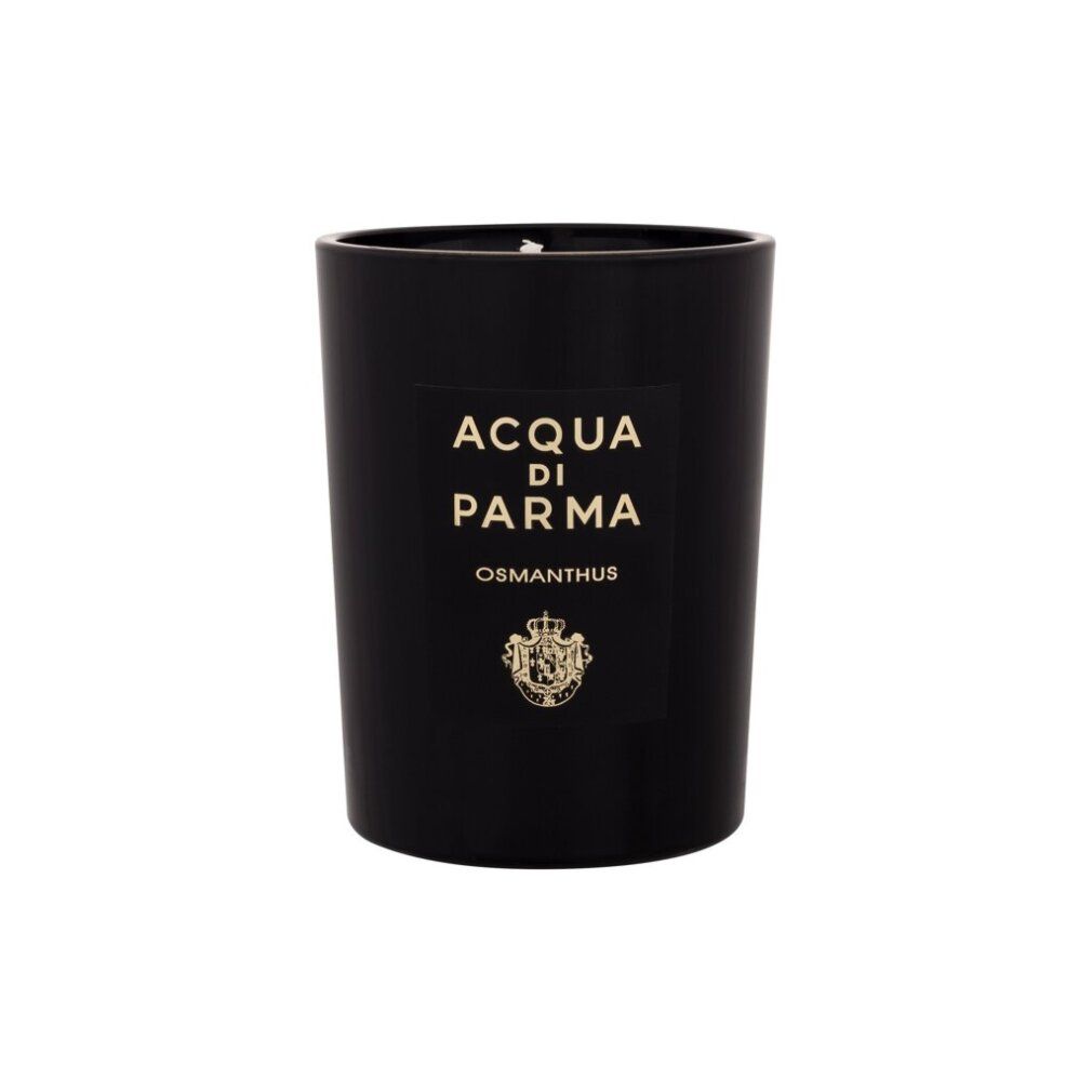 Schwarze Kerze mit Label. Label zeigt "Acqua di Parma", "Osmanthus" und Wappen. Kerze in Glas.