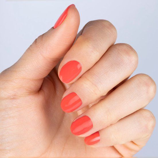 Hand mit lackierten Nägeln in Pink. Alle Nägel sind mit dem gleichen Farbton lackiert.