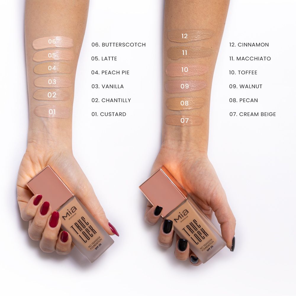 Due mani che tengono flaconi di fondotinta Mia Makeup True Lock, mostrando le tonalità sul dorso della mano. Diverse tonalità sono applicate sul dorso della mano, tra cui 01, 02, 03, 04, 05, 06, 07, 08, 09, 10, 11, 12.