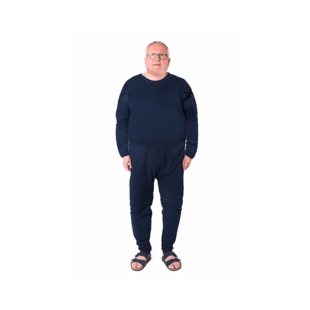 Pflegeoverall, marineblau. Langärmliges Oberteil und lange Hose. Person trägt den Overall. Stehkragen, lange Ärmel, lange Hose.