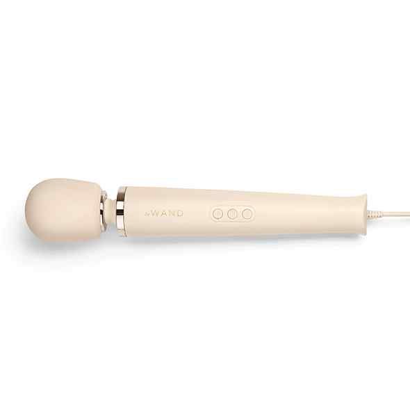 Beigefarbener Massagestab mit Kabel. "Le Wand" ist auf dem Stab sichtbar.