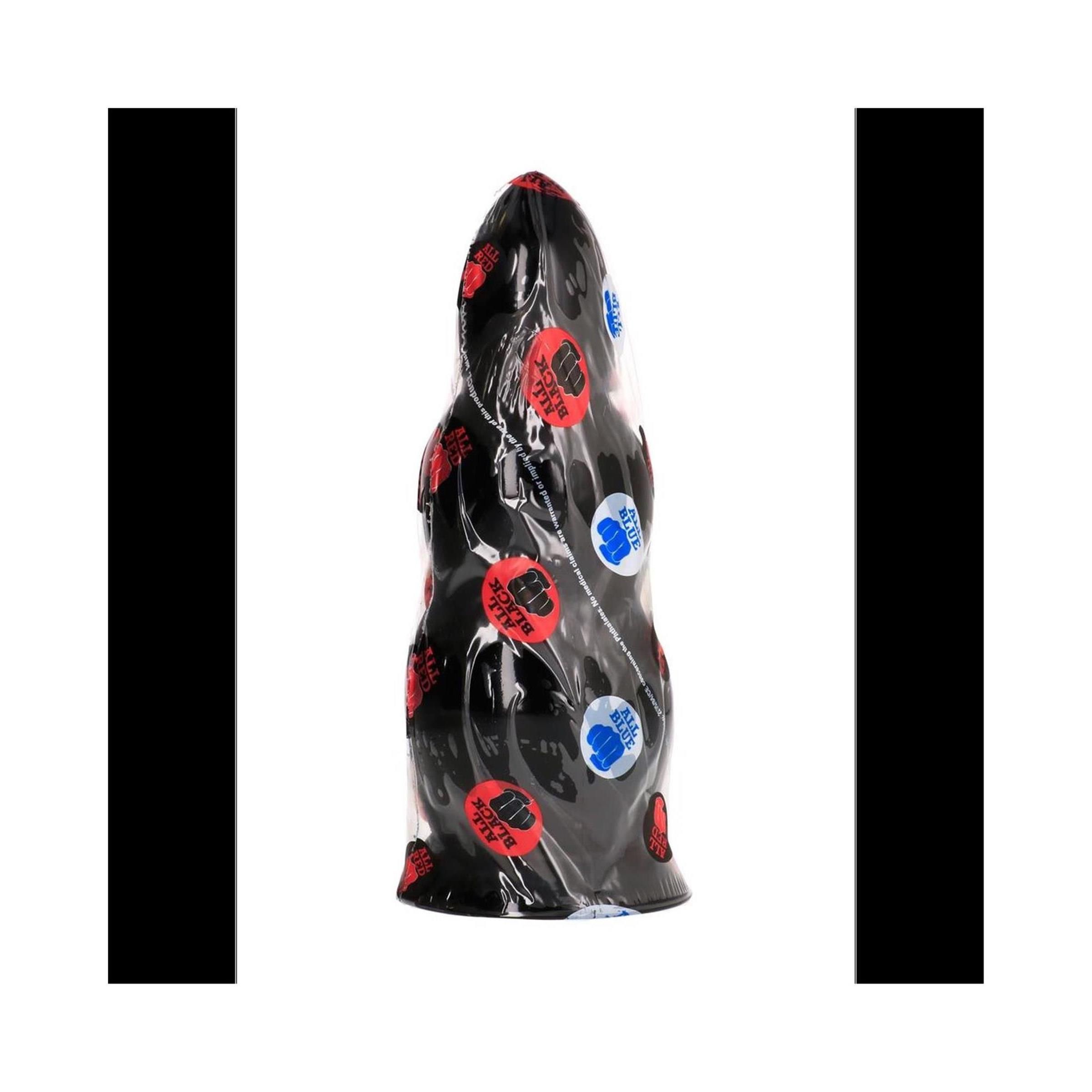 Schwarzer Dildo, in Folie verpackt. Rote und blaue Aufkleber mit Faust-Motiv. Produktverpackung.