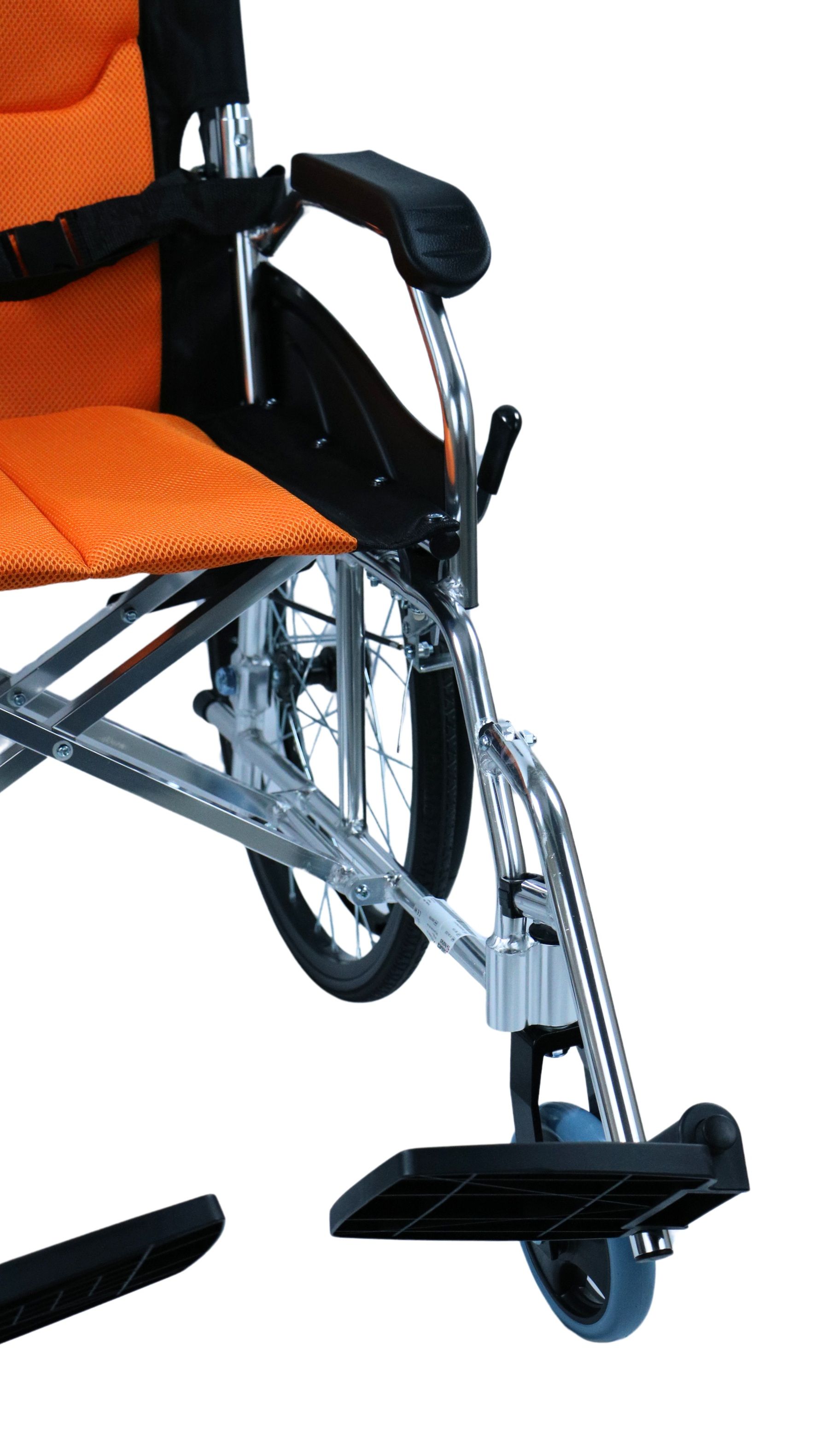 Nahaufnahme eines Rollstuhls. Orangefarbene Sitzfläche, schwarzer Rahmen, Fußstütze und Rad.