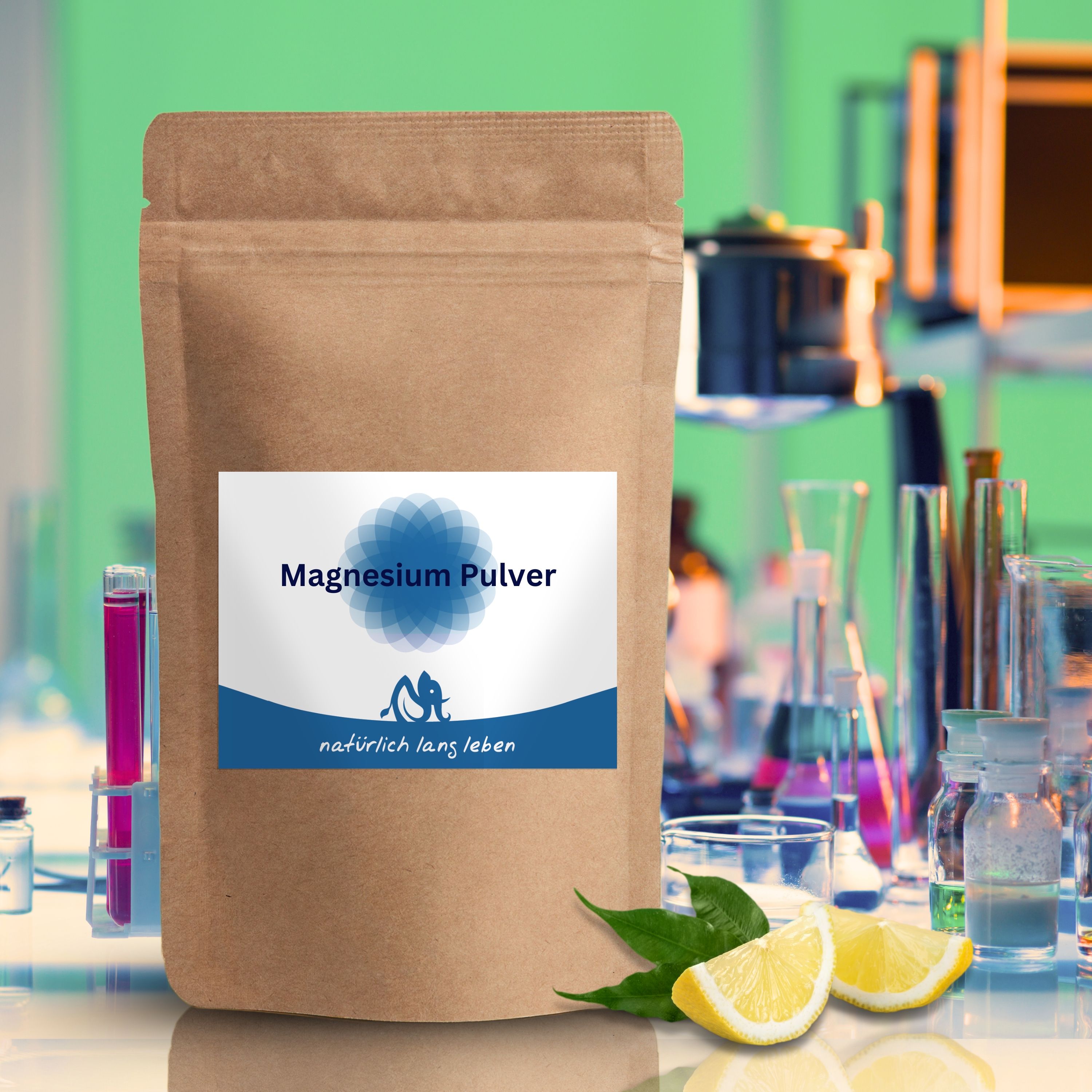 Braune Tüte mit blau-weißem Etikett. Aufschrift: Magnesium Pulver und natürlich lang leben. Im Hintergrund Laborutensilien und Zitronen.