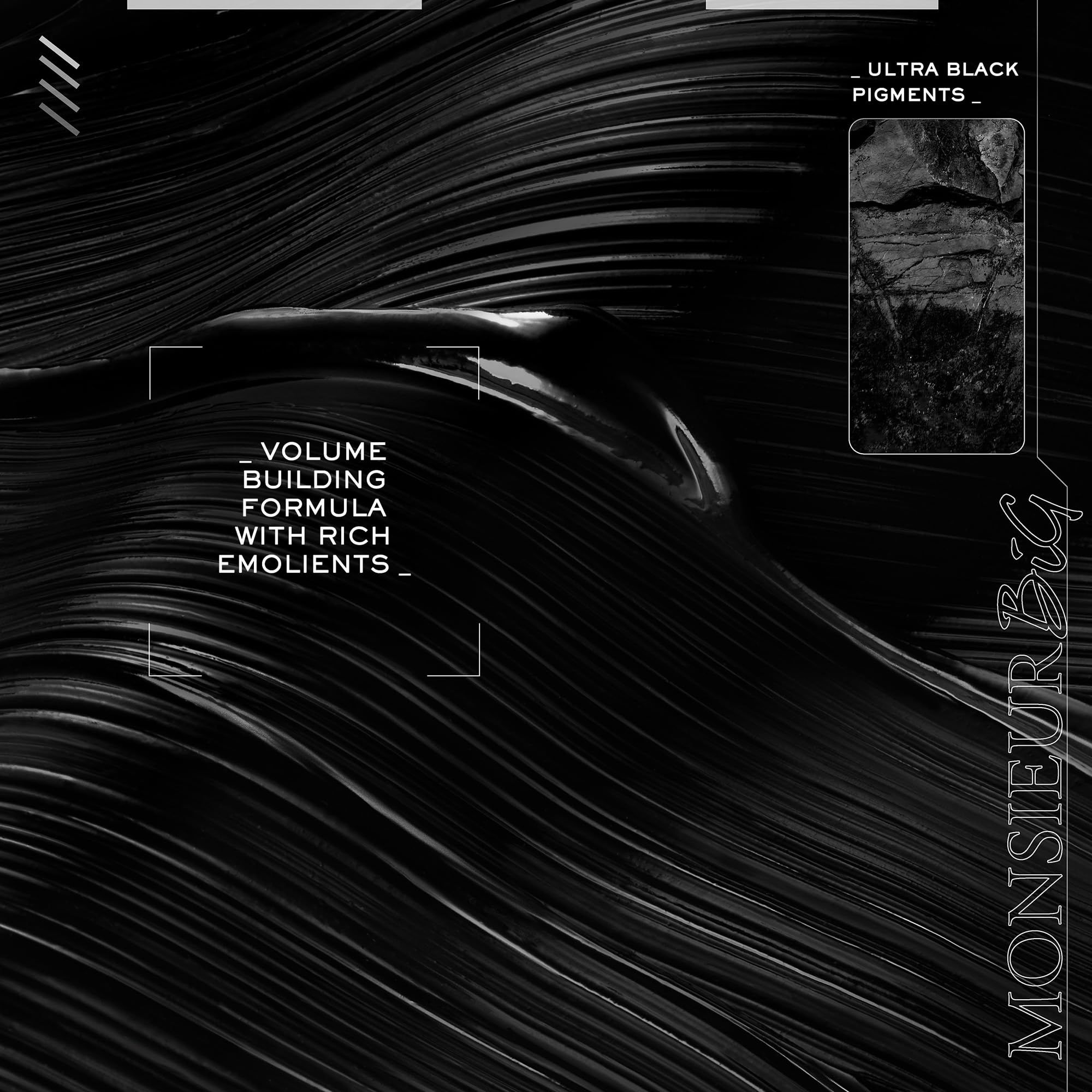 Abstrakte Darstellung von schwarzer Mascara. Text: VOLUME BUILDING FORMULA WITH RICH EMOLIENTS, MONSIEUR BIG.
