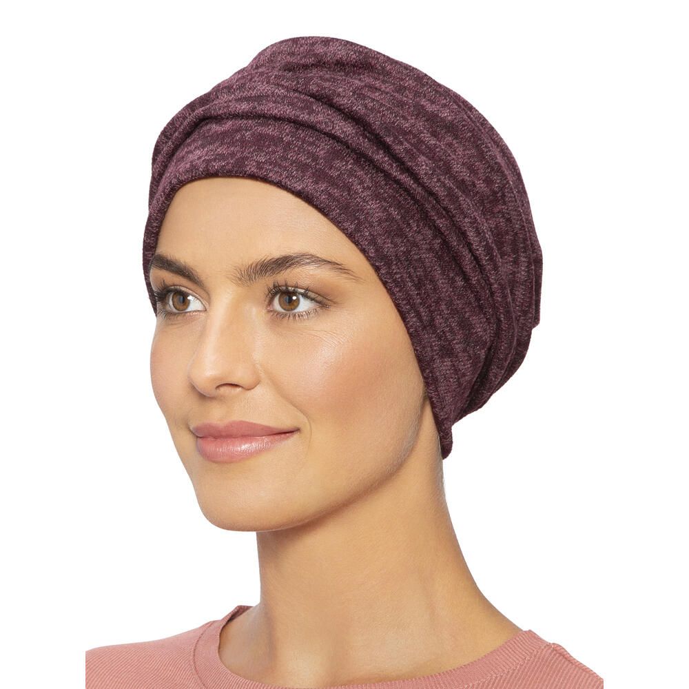 Burgundviolett Turban. Frau trägt den Stoffturban. Seitenansicht. Der Turban bedeckt den Kopf. Kleines Logo.