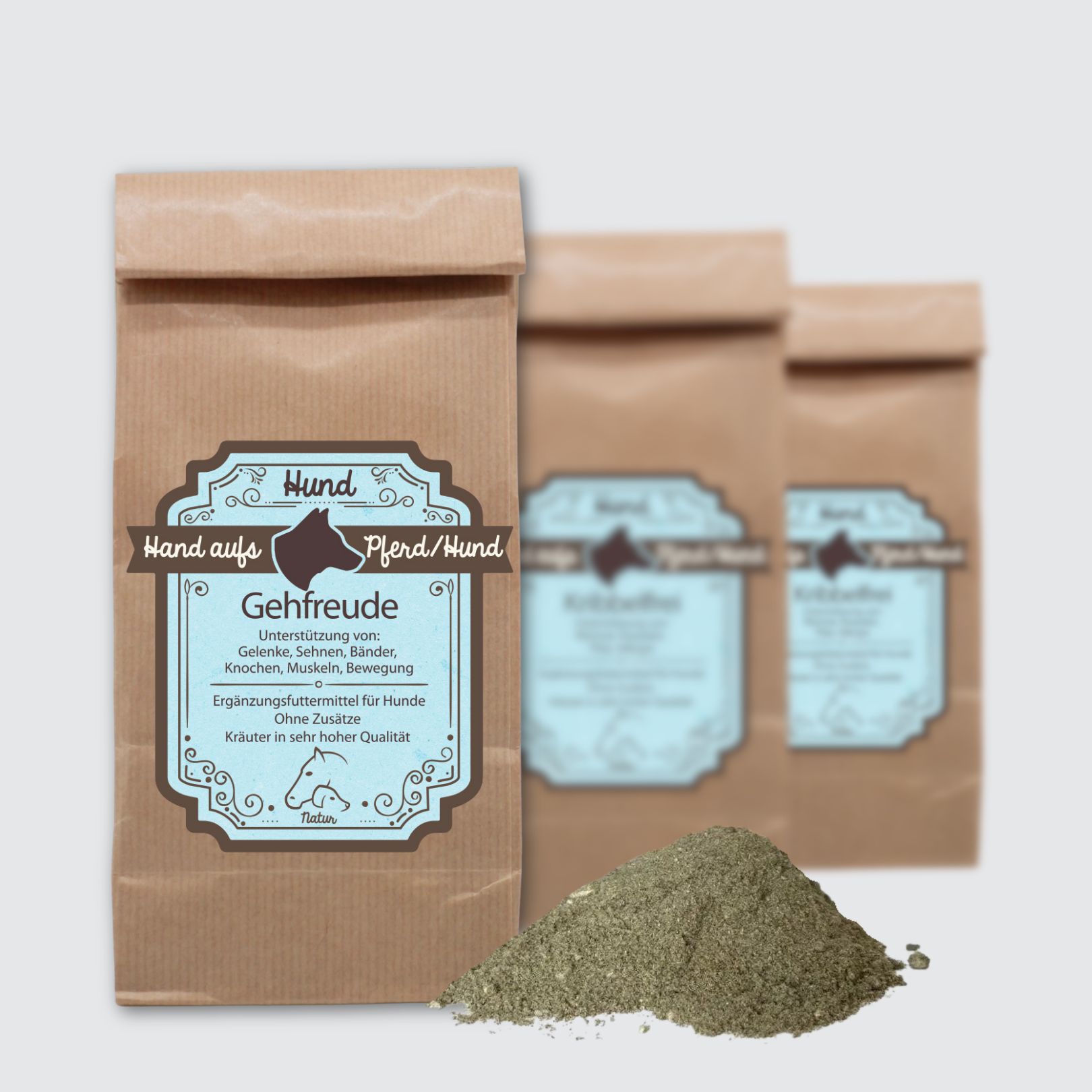 Drei braune Papiertüten mit blauem Etikett. Text: Hand aufs Pferd/Hund, Gehfreude. Ergänzungsfuttermittel für Hunde. Kräuterhaufen daneben.