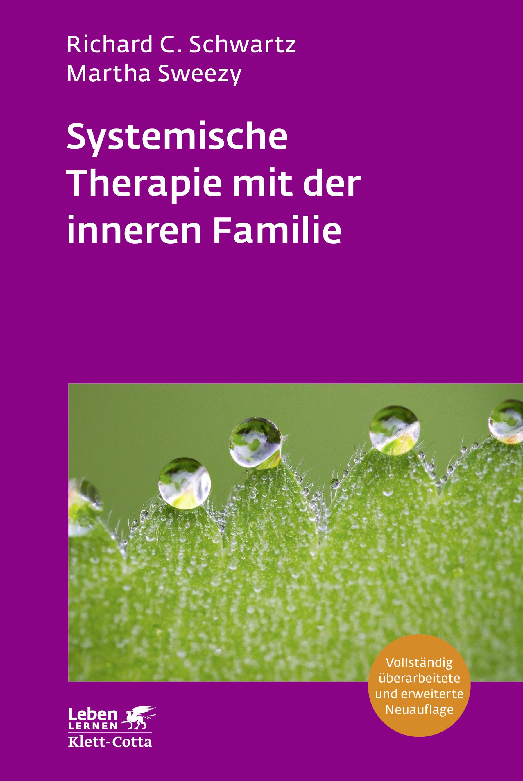 Buchcover. Titel: Systemische Therapie mit der inneren Familie. Autoren: Richard C. Schwartz, Martha Sweezy. Verlag: Klett-Cotta. Hintergrund: grünes Blatt mit Tropfen.