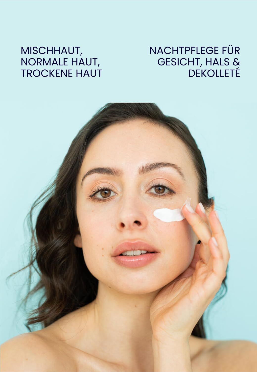 Frau trägt Creme auf Gesicht auf. Text: Mischhaut, normale Haut, trockene Haut. Nachtpflege für Gesicht, Hals & Dekolleté.