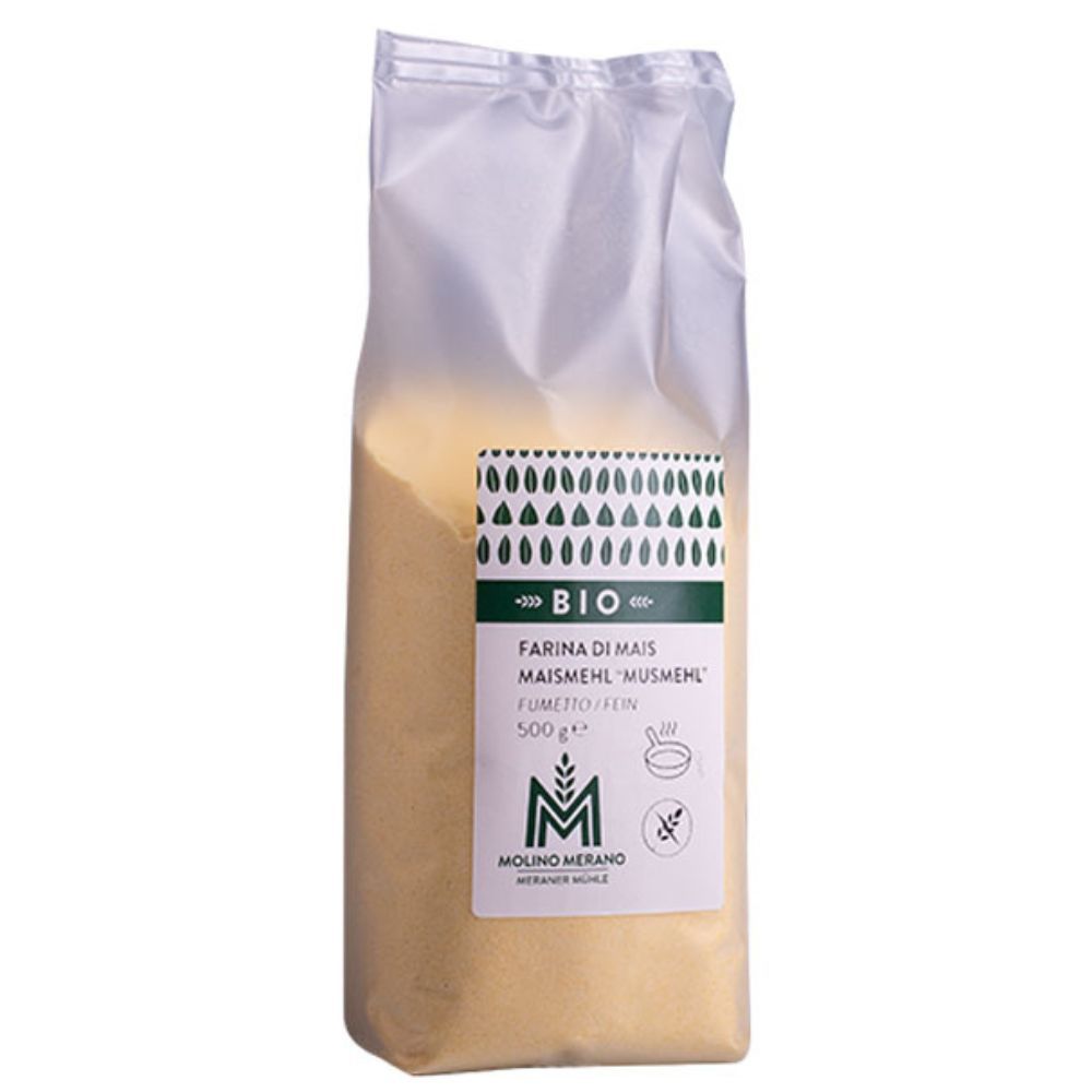 Gelbes Maismehl in einer transparenten Tüte. Aufkleber mit "BIO" und "Molino Merano" Logo. 500g.