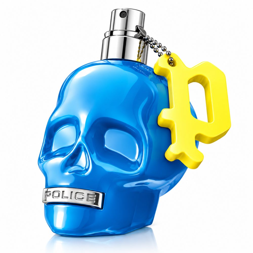 Blaue Totenkopf-Parfümflasche mit gelbem Anhänger und silbernem "POLICE"-Schriftzug.