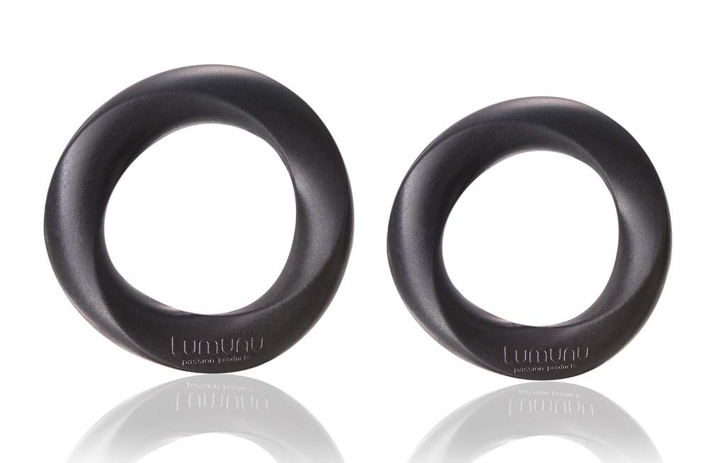 Zwei schwarze Silikon-Cockringe. Beide Ringe haben eine verdrehte Form. Auf einem Ring ist "Lumunu" geschrieben.