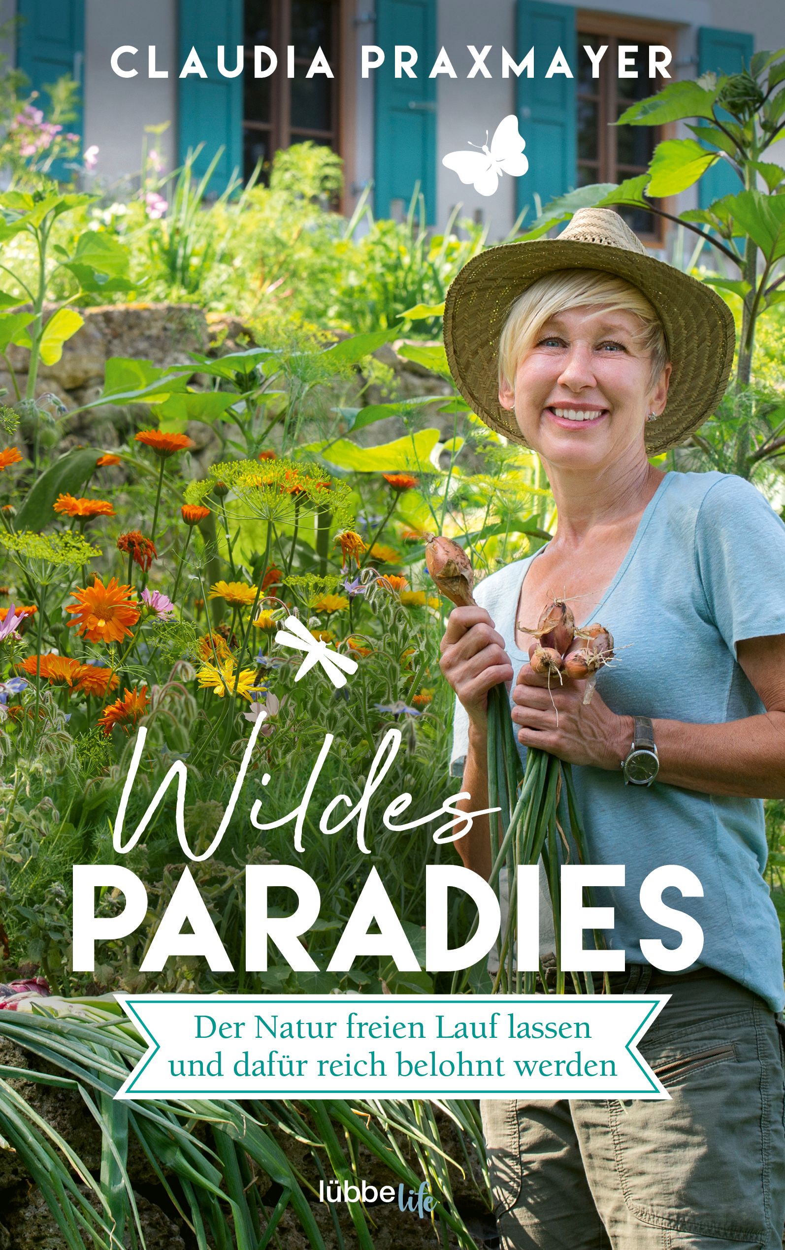 Buchcover mit Titel "Wildes Paradies". Frau mit Hut und Zwiebeln im Garten. Autorin: Claudia Praxmayer. Verlag: lübbe life.