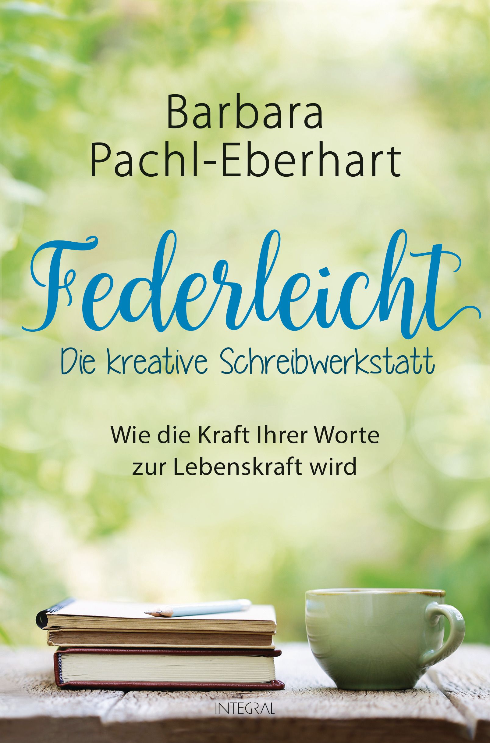 Buchcover von Federleicht. Titel und Autor sind sichtbar. Stapel Bücher, Tasse auf Holzoberfläche, grüner Hintergrund.