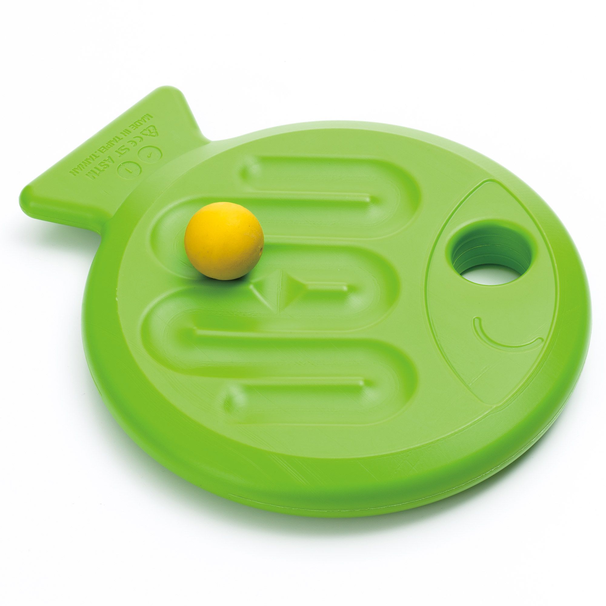 Grünes, fischförmiges Spielzeug mit Labyrinth und gelber Kugel. Das Spielzeug hat eine Öffnung und eine Schwanzflosse.