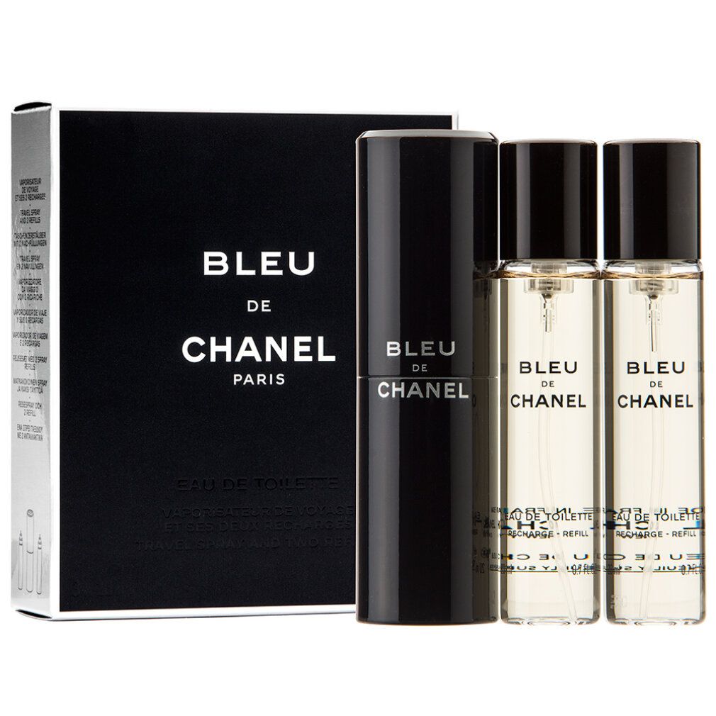 Ein großer und zwei kleine Parfümflakons von Bleu de Chanel Paris.