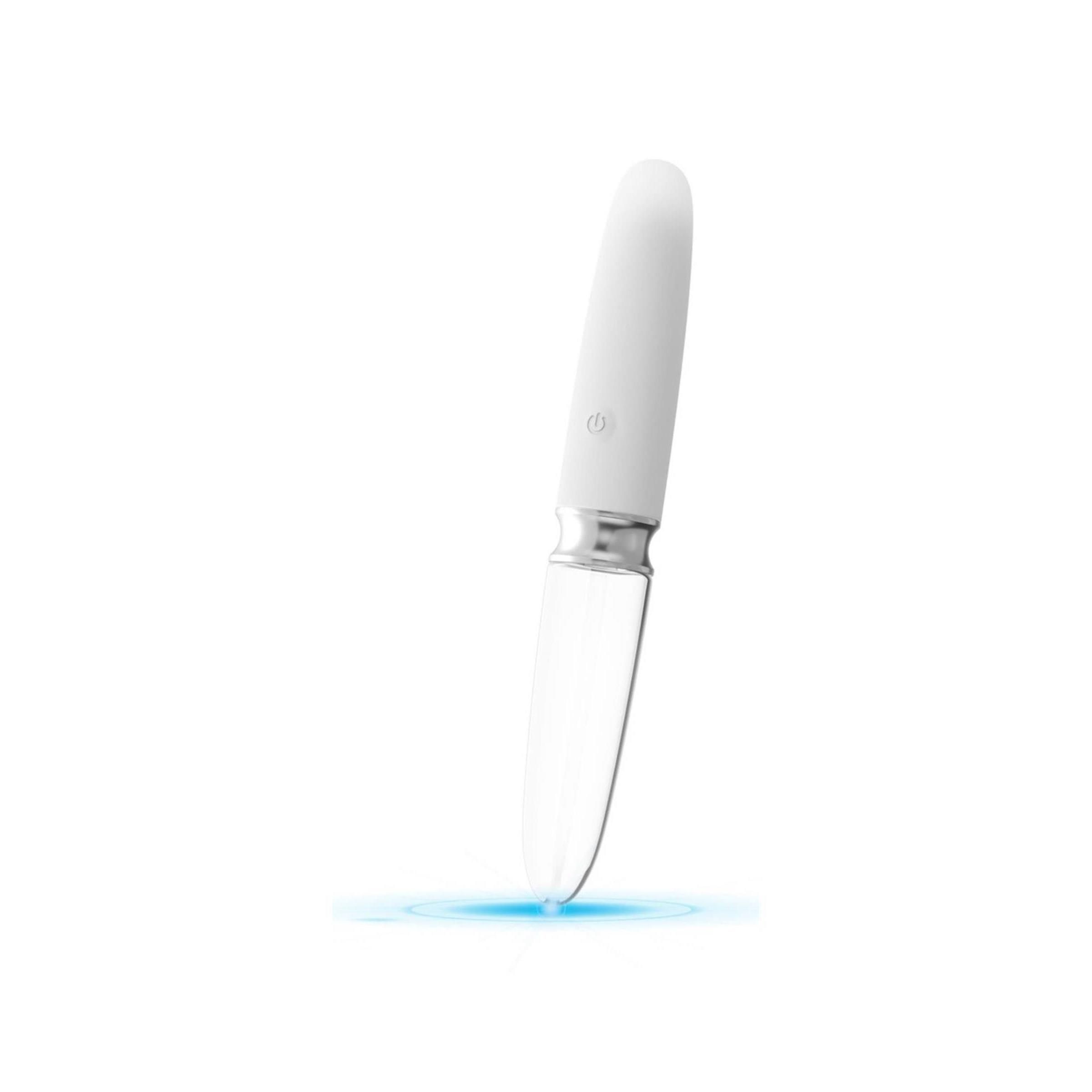 Weißer, länglicher Vibrator mit transparentem, konischem Ende. Silberfarbener Ring in der Mitte. Ein/Aus-Taste. Blaue Lichteffekte.