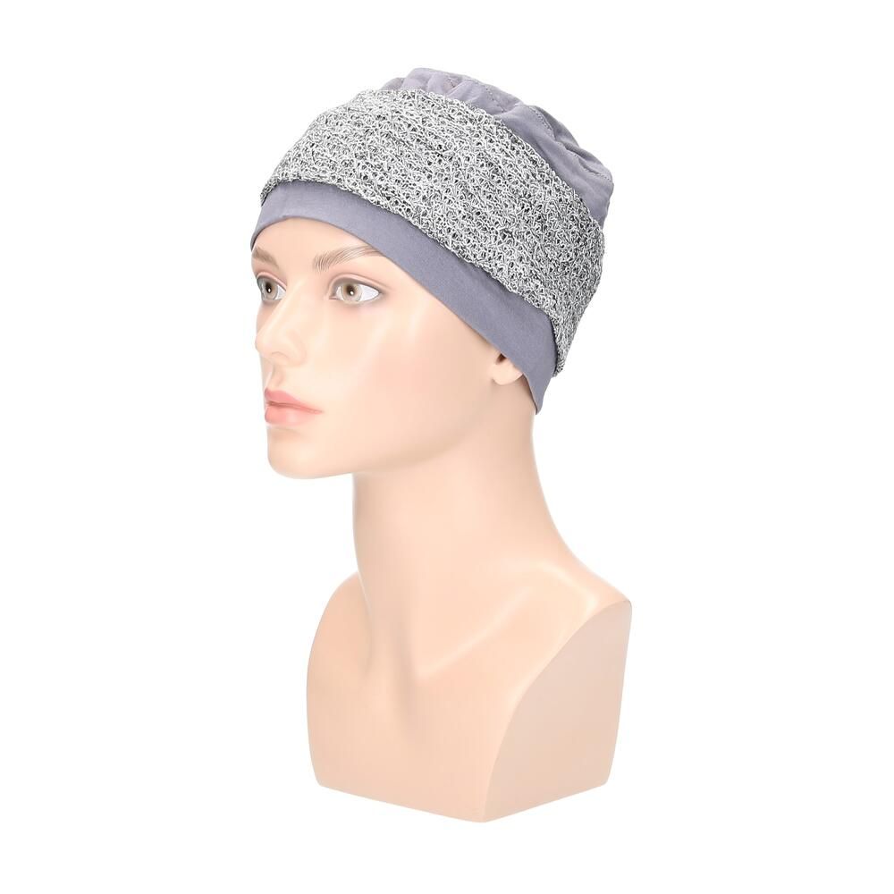 Grau/Silberfarbener Turban auf einer Büste. Der Turban hat eine verzierte Krempe.