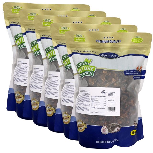 Mehrere Beutel Heimtierfutter. Klarsichtbeutel mit getrockneten Seidenraupen. Aufschrift: Lyra Pet, Nature Power, 100% natural, Premium Quality, 1kg.