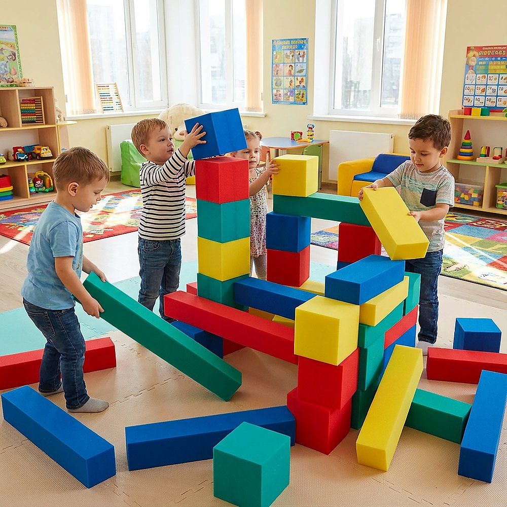 Kinder spielen mit bunten Schaumstoffbausteinen. Verschiedene Formen und Farben. Kinder bauen Strukturen.