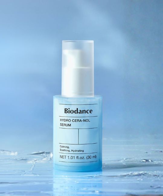 Biodance Hydro Cera-Nol Serum in einer blauen Glasflasche mit Pipettenaufsatz.