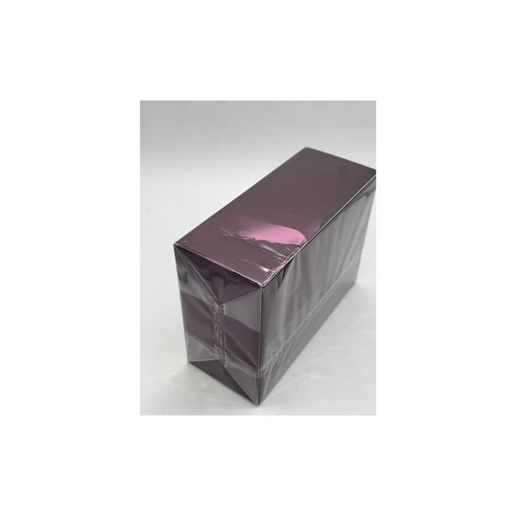 Verpackung in dunkelvioletter Folie. Rechteckige Form, transparente Folie.