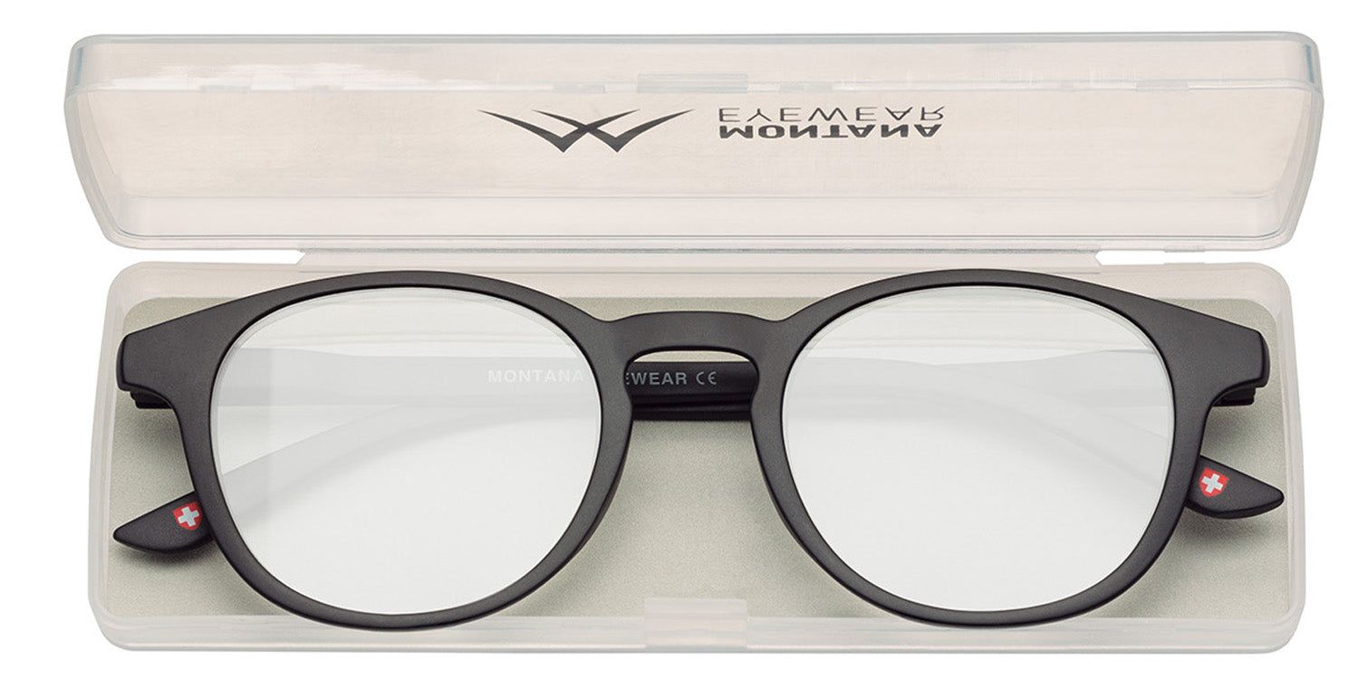 Schwarze Brille in geöffnetem Etui. Runde Gläser. Montana Eyewear Logo und Schweizer Kreuz am Bügel.