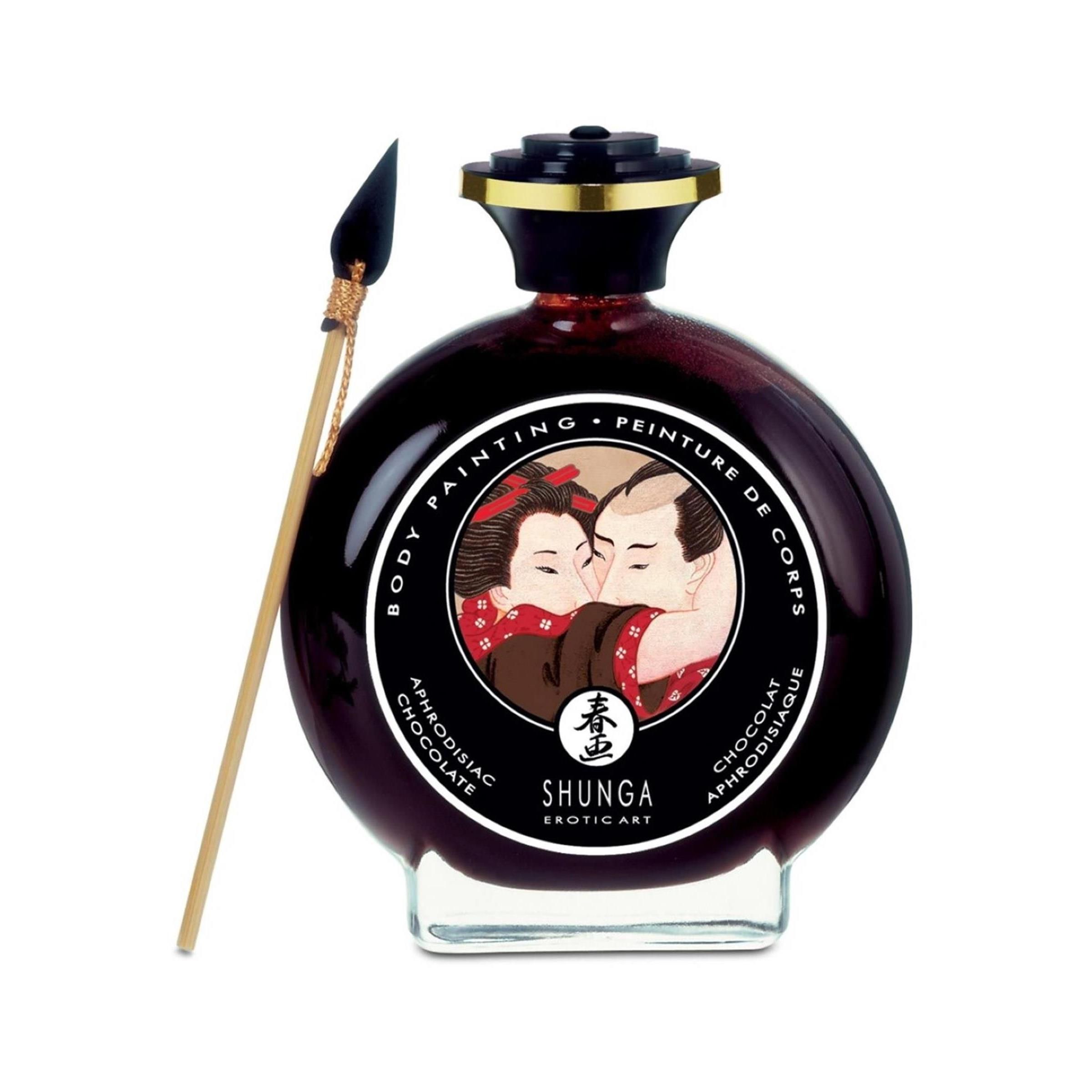 Runde Flasche mit dunkler Flüssigkeit, schwarzem Deckel und Etikett mit Paar. Holzapplikator mit schwarzer Spitze.