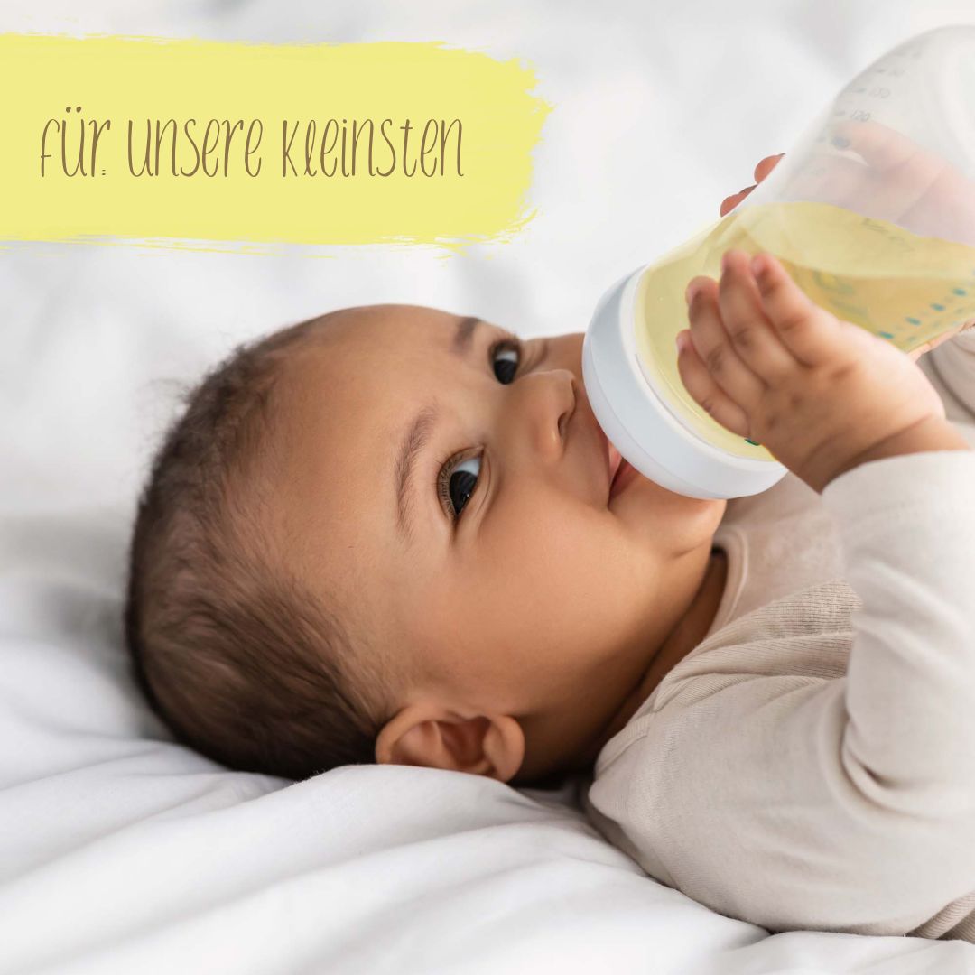 Baby trinkt aus einer Flasche. Gelber Hintergrund mit Schriftzug: für unsere kleinsten.
