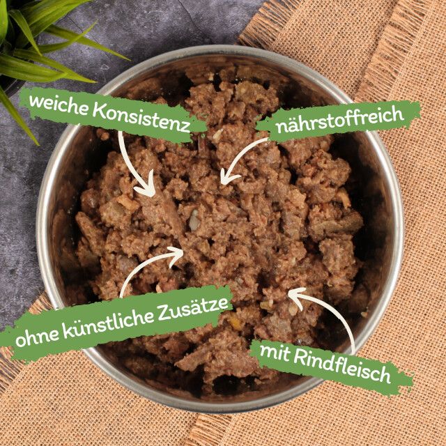 Hundefutter in einer Schüssel. Beschriftungen: weiche Konsistenz, nährstoffreich, ohne künstliche Zusätze, mit Rindfleisch.
