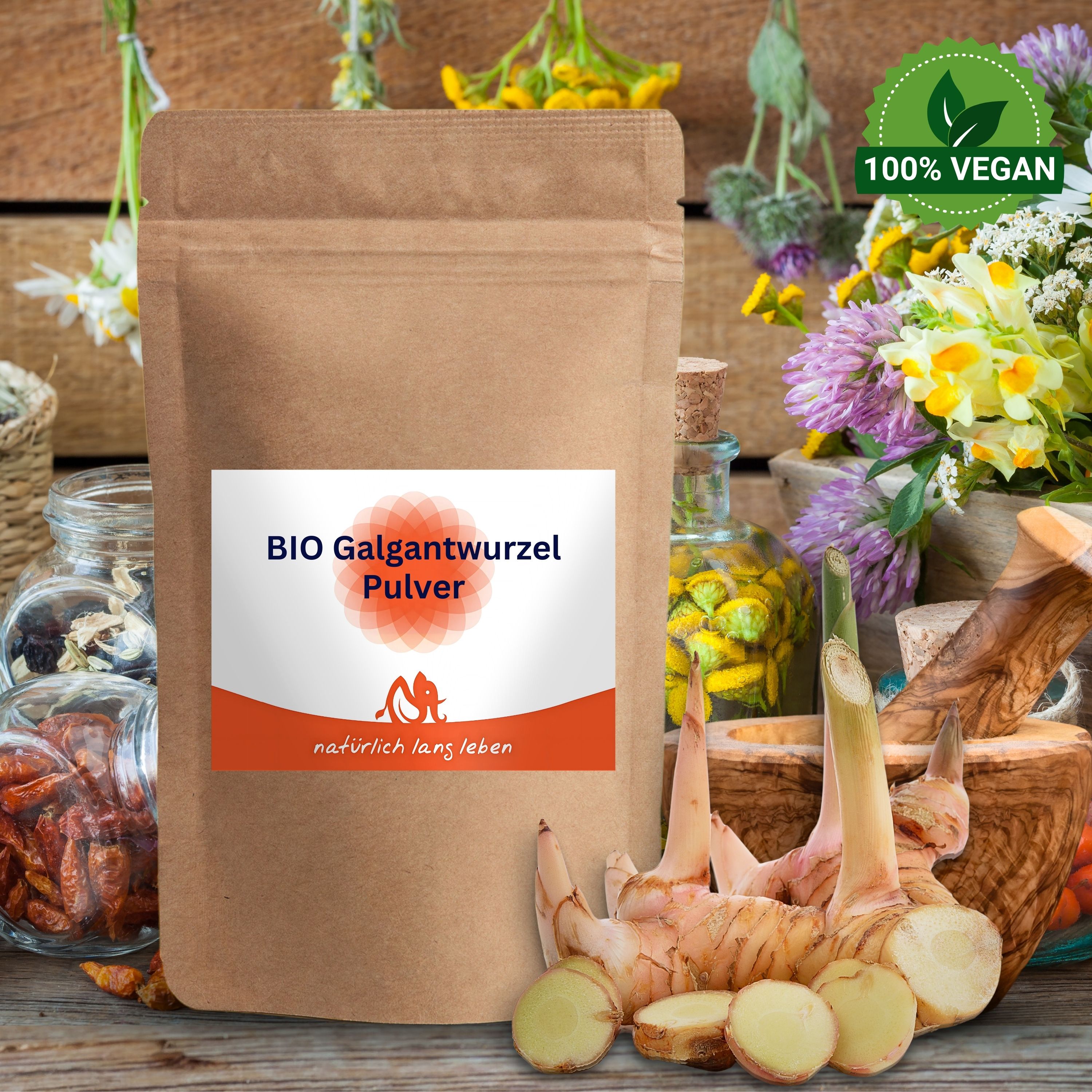 Galgantwurzel-Pulver-Beutel mit Galgantwurzeln und Blumen. Aufschrift: BIO Galgantwurzel Pulver. Logo: natürlich lang leben. Vegan-Siegel.