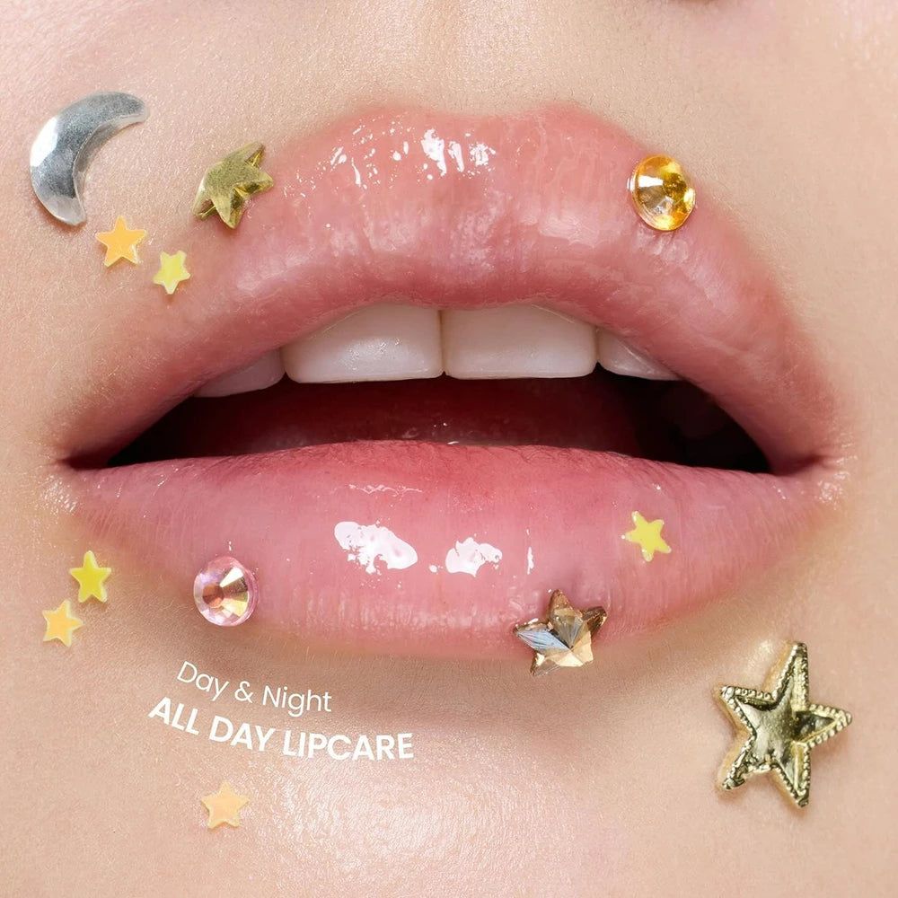 Offene Lippen mit Glanz. Sterne und Mond-Dekoration. Text: Day & Night ALL DAY LIPCARE.