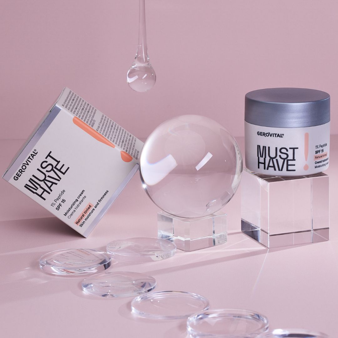 Creme-Tiegel und Schachtel auf Podest. Aufschrift: MUST HAVE, 1% Peptid, SPF 15, Natural tinted, Creme hidratantă, Moisturizing cream.