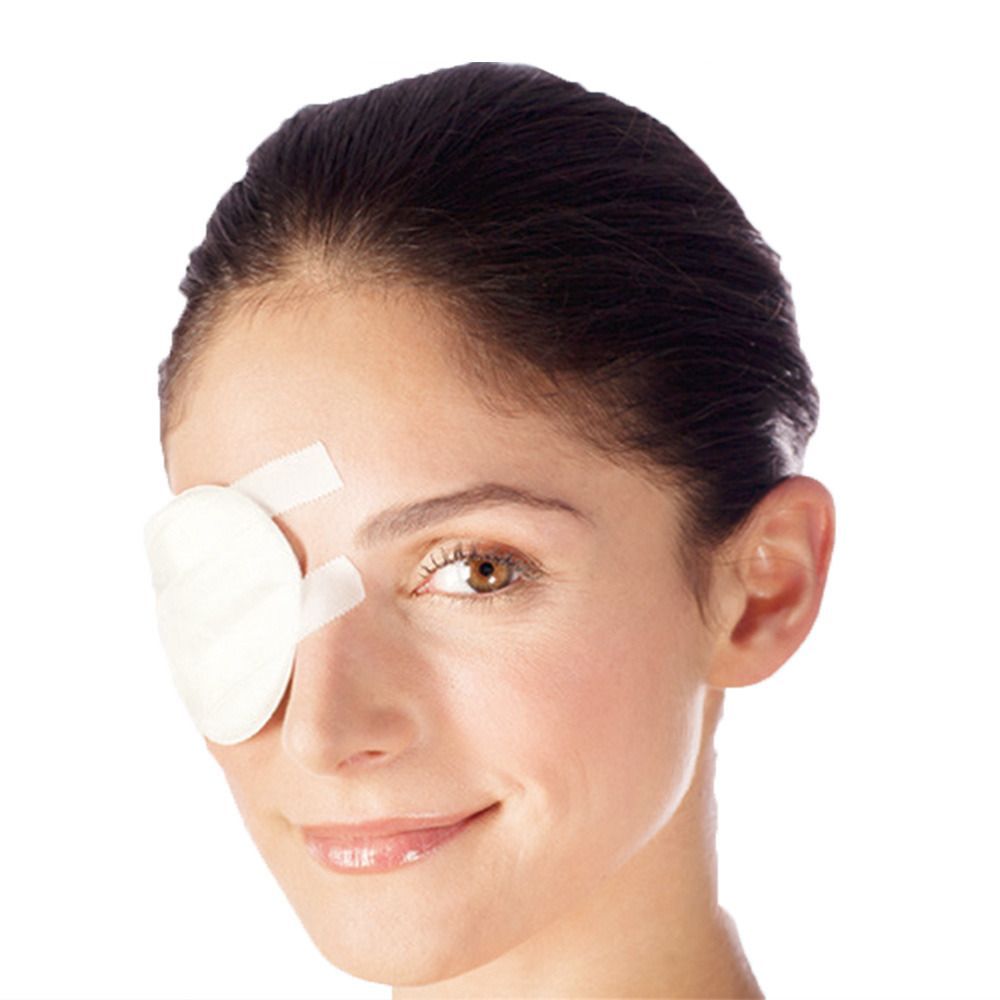 Frau mit Augenklappe. Runde Augenklappe mit Klebestreifen. Blick in die Kamera.