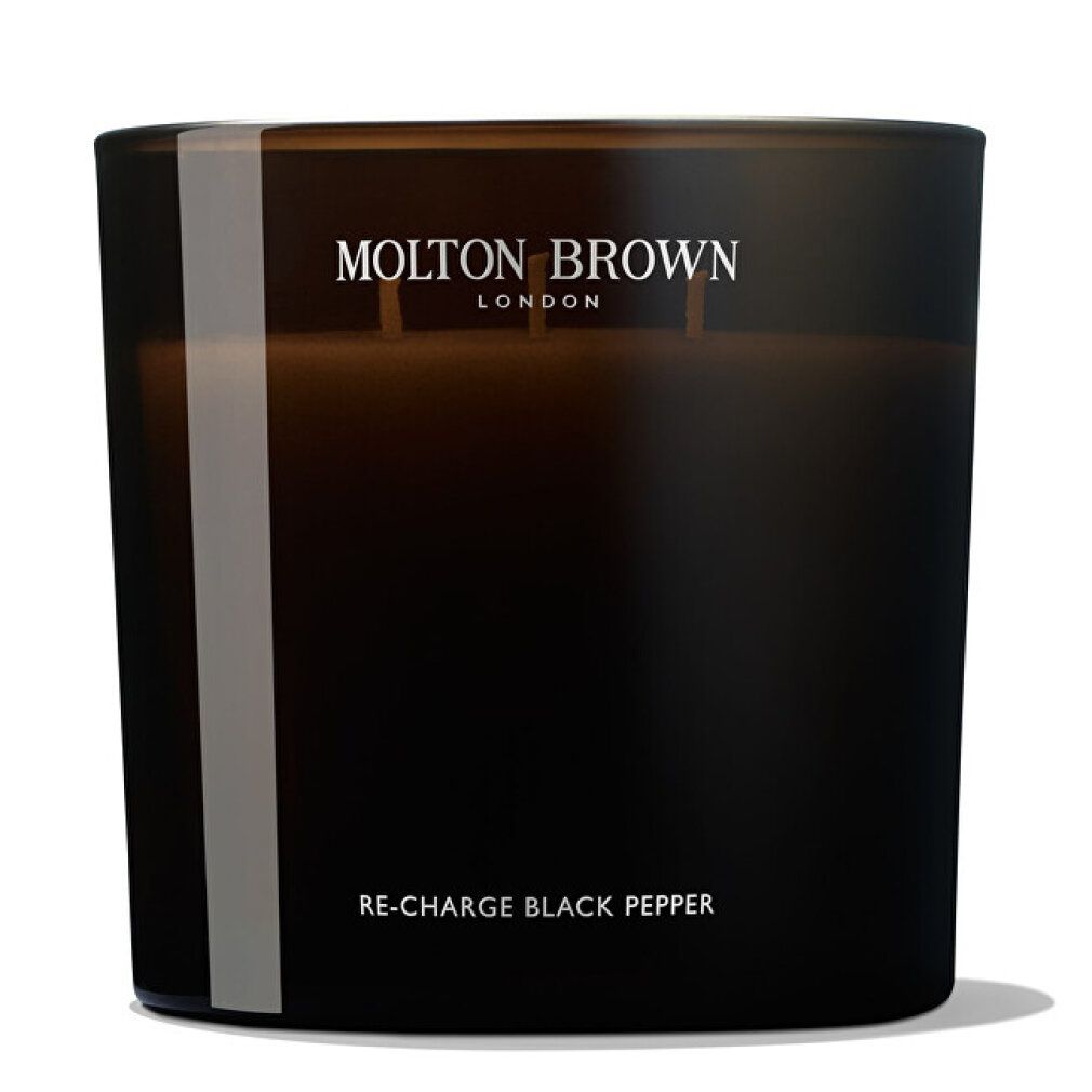 Schwarze Duftkerze mit drei Dochten. Aufschrift: Molton Brown London, Re-Charge Black Pepper.