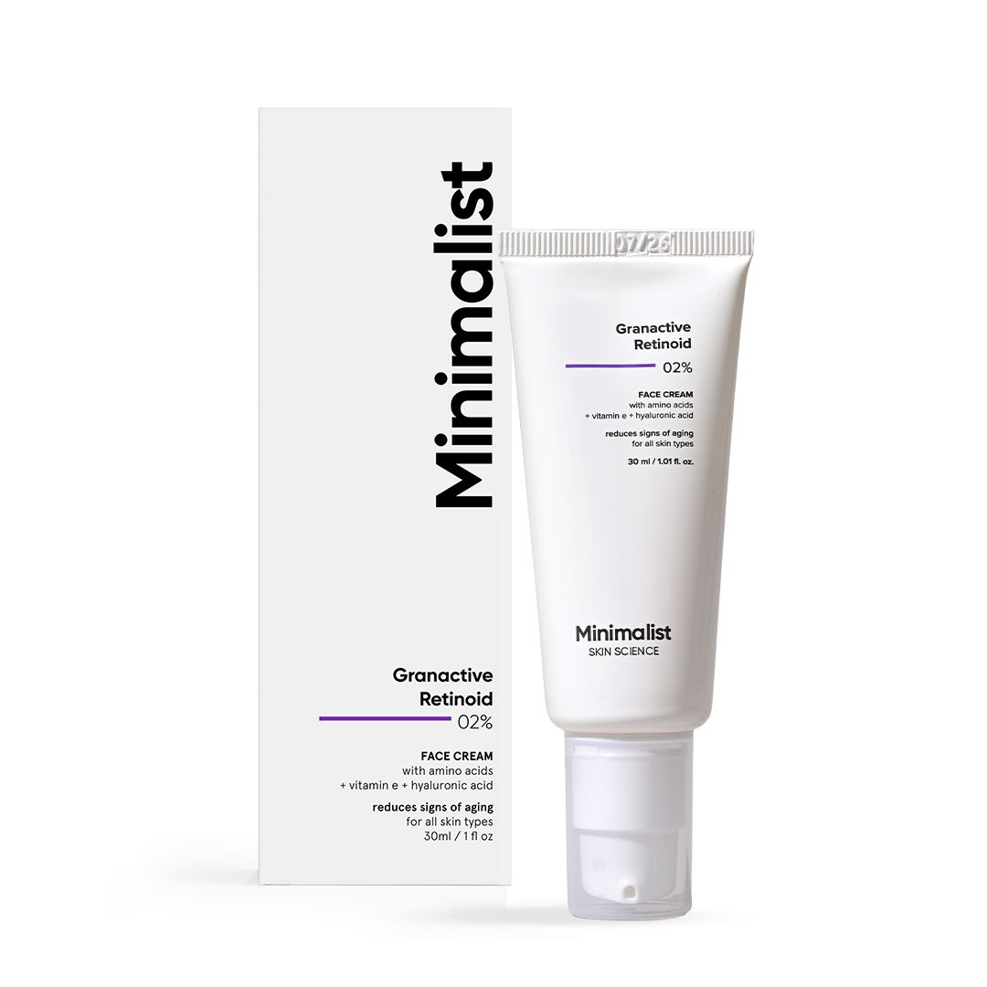 Weiße Tube und Schachtel mit Produktaufschrift. Produktname: Minimalist Granactive Retinoid 02% Face Cream.