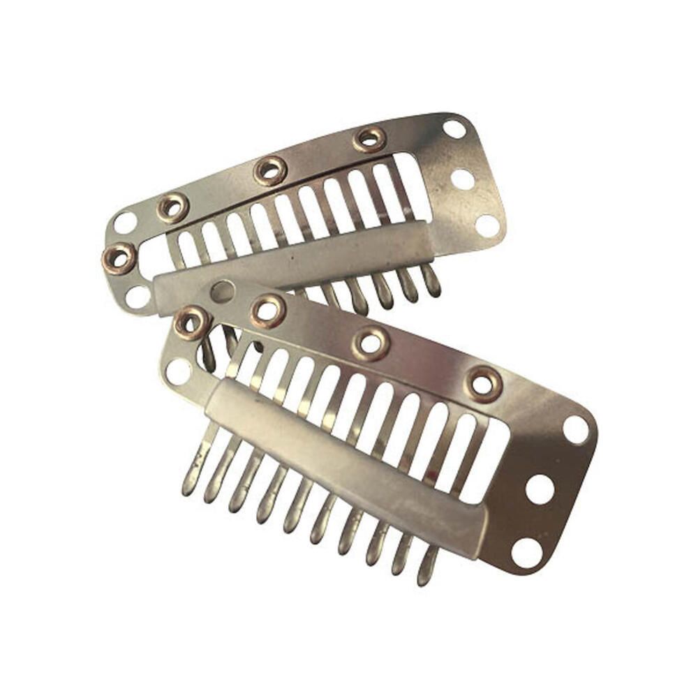 Zwei metallische Sicherheitsclips mit Löchern und Zähnen. Die Clips sind leicht gebogen und liegen übereinander.