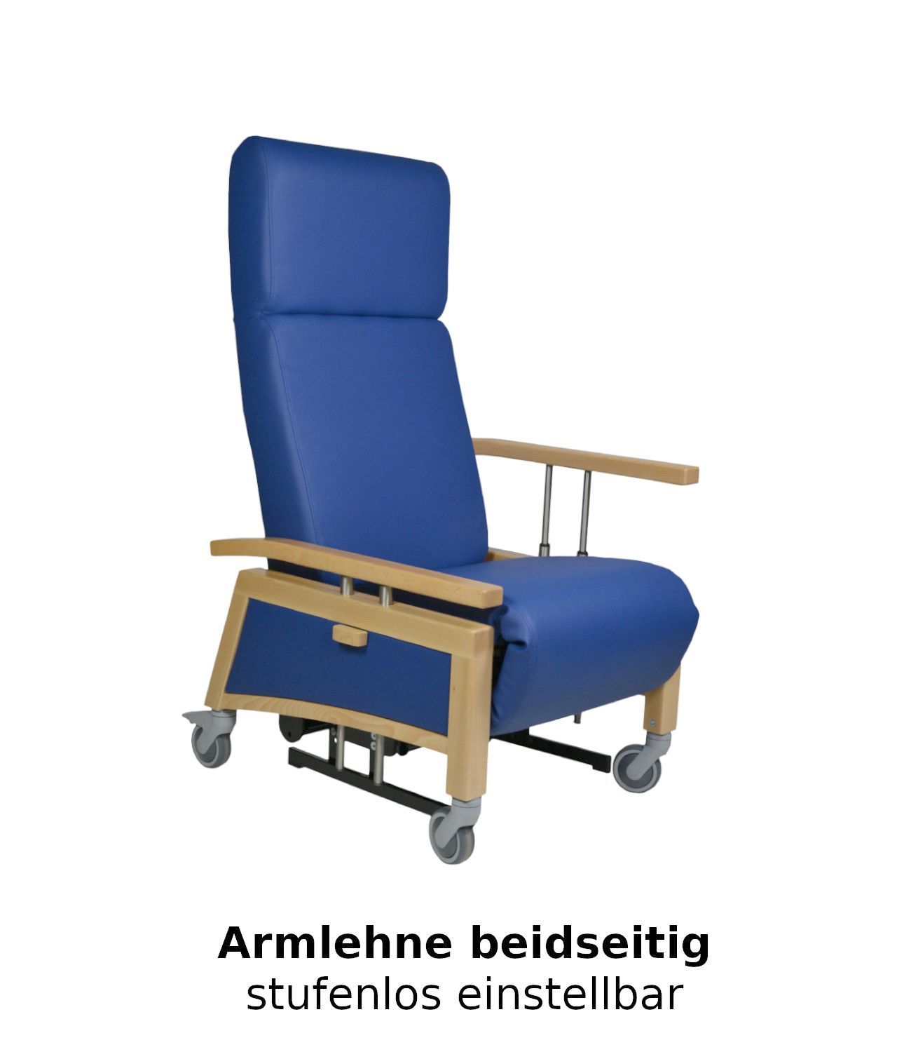 Blauer Pflegesessel mit Holzarmlehnen und Rollen. Text: Armlehne beidseitig stufenlos einstellbar.