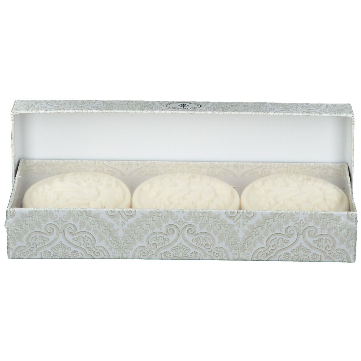 Geöffnete Geschenkbox mit drei ovalen Seifen. Die Seifen sind hell und mit floralen Mustern versehen.