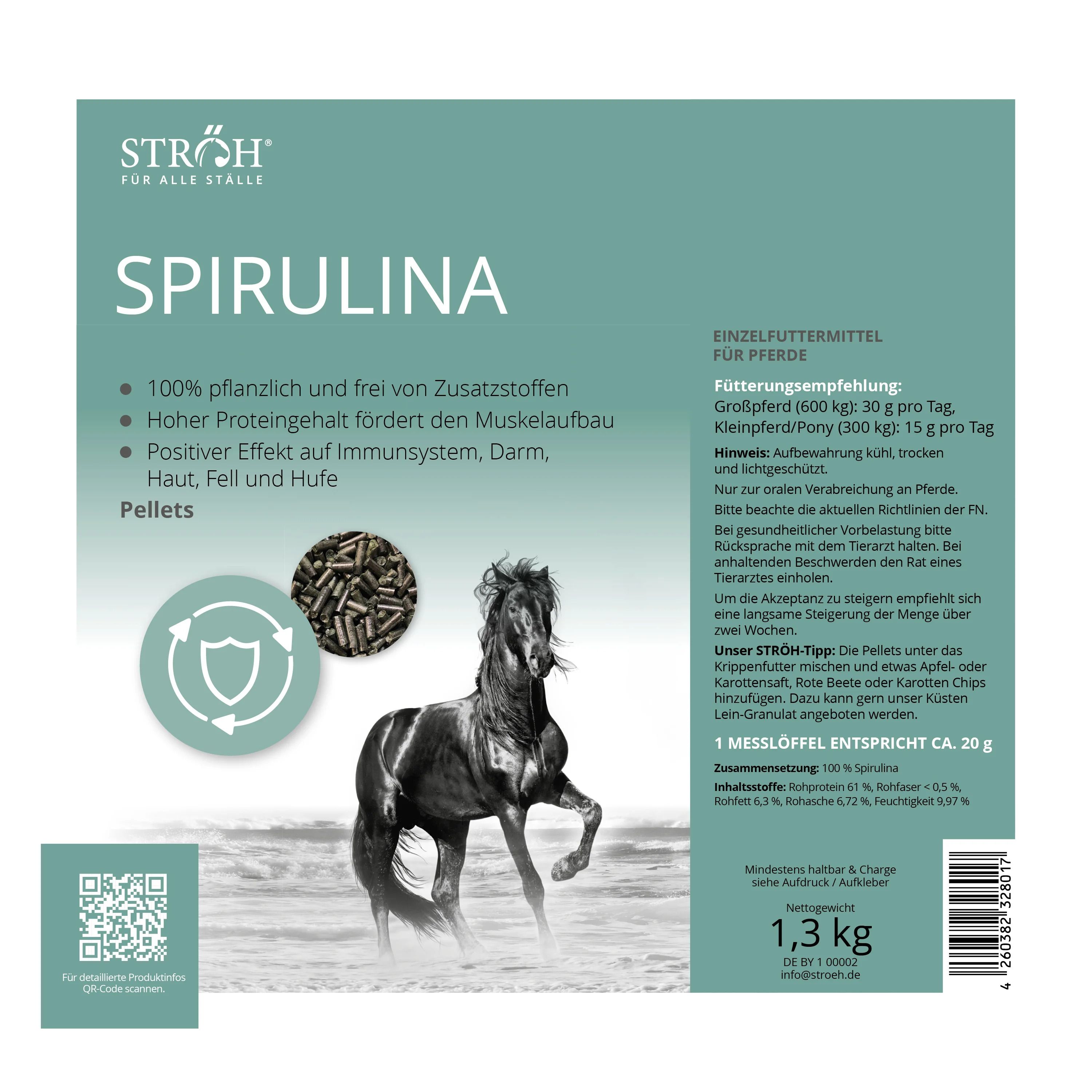 Grüne Dose mit Spirulina-Pellets. Text: 100% pflanzlich, hoher Proteingehalt, positiver Effekt auf Immunsystem, Haut, Fell und Hufe. 1,3 kg.
