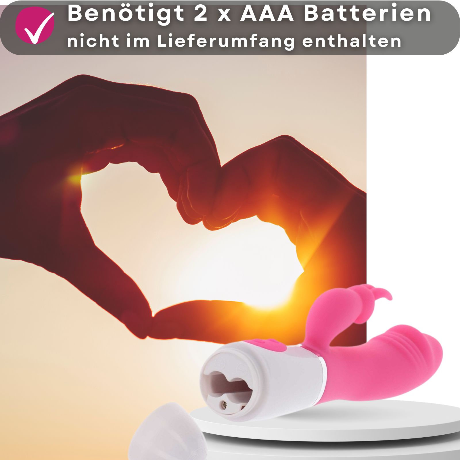 Rosa Vibrator mit Kaninchen-Design. Benötigt 2 AAA Batterien. Produkt auf weißer Oberfläche. Hintergrund: Hände formen Herz.