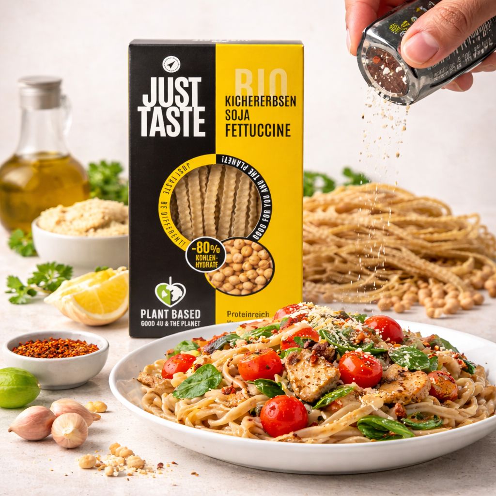 Just Taste Bio Kichererbsen Fettuccine Packung mit einer Portion Nudeln, Zitrone, Öl und Gewürzen.