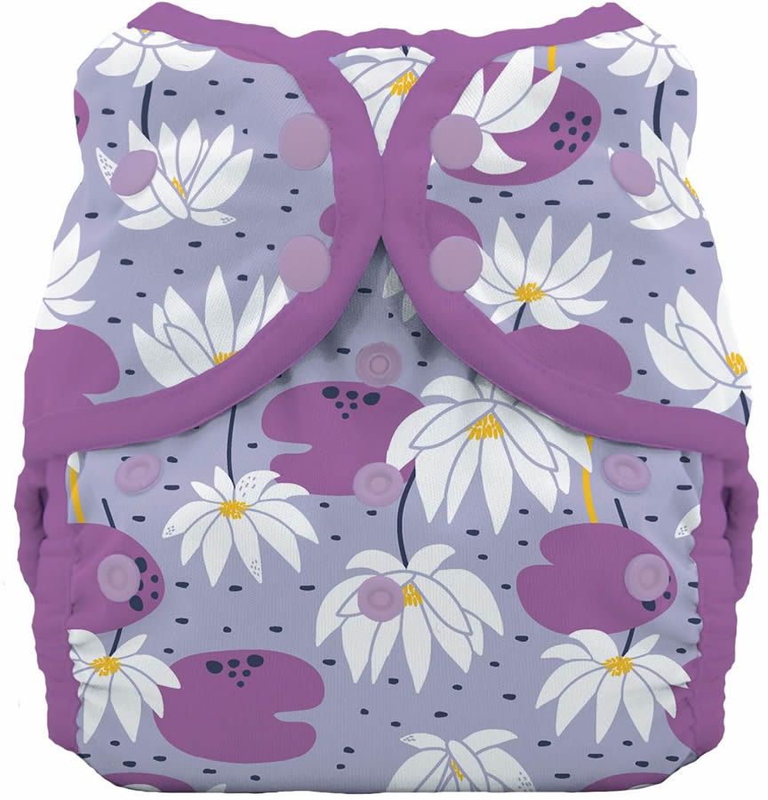 Schwimmwindel mit floralem Muster. Helllila Grundfarbe mit weißen Blüten, lila Seerosen und Akzenten. Lila Einfassung und Druckknöpfe.