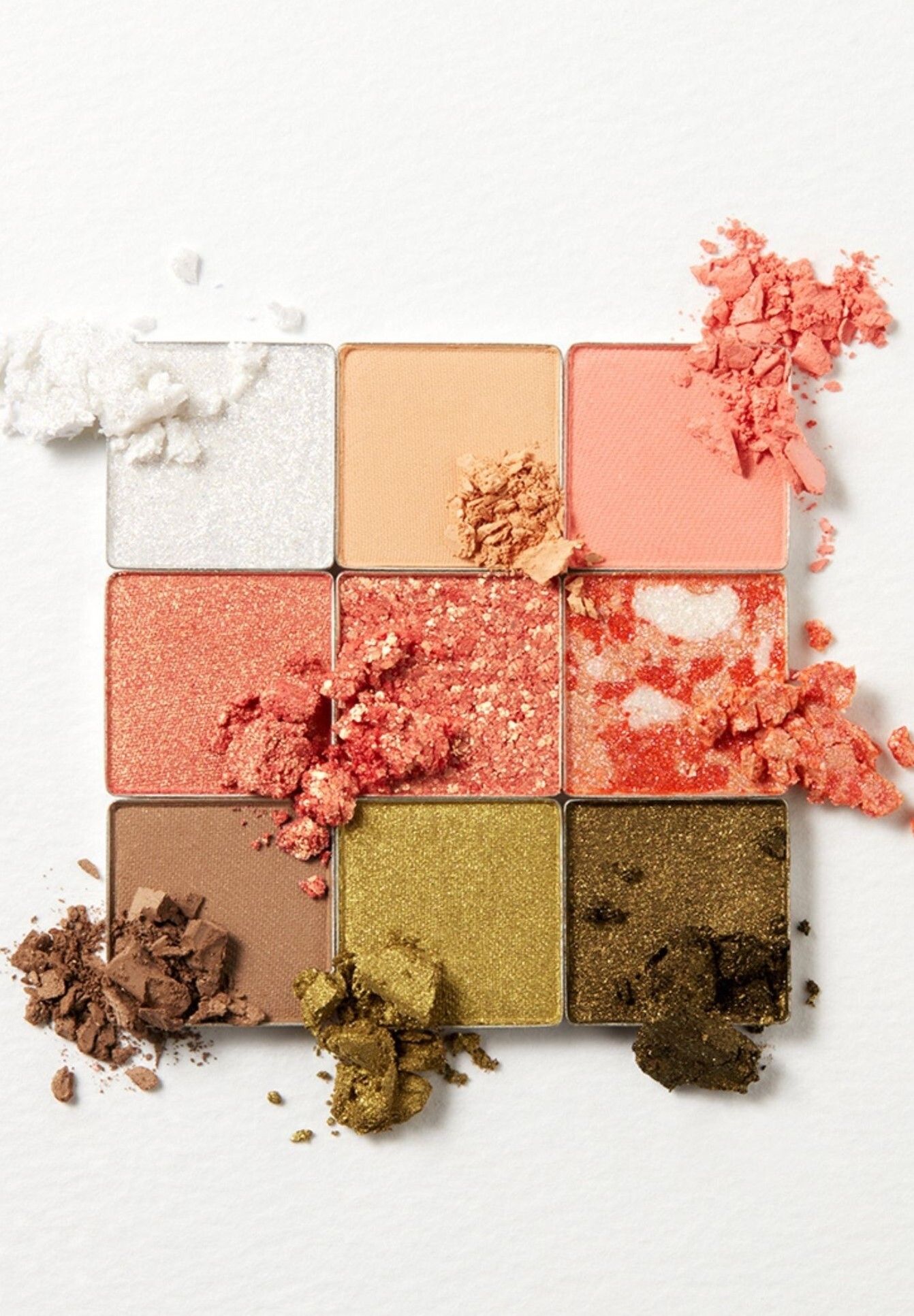 Lidschatten-Palette mit neun quadratischen Farbtönen in verschiedenen Farben und Texturen. Einige Töne sind mit Glitzer versehen.