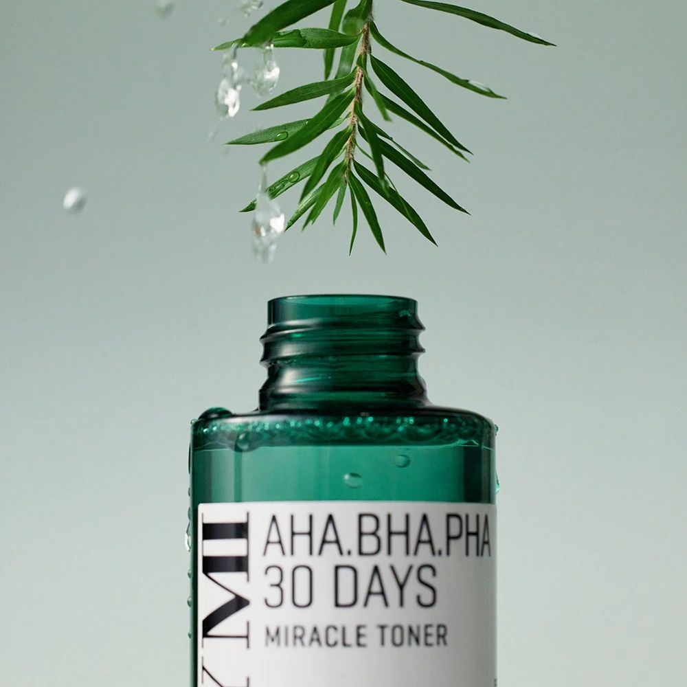 Grüne Flasche mit Aufschrift: AHA.BHA.PHA 30 DAYS MIRACLE TONER. Wasser und Zweig darüber. Produkt von SOME BY MI.