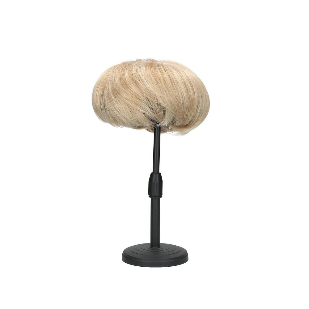 Hellblondes Haarteil auf einem schwarzen Ständer. Das Haarteil hat eine runde Form.