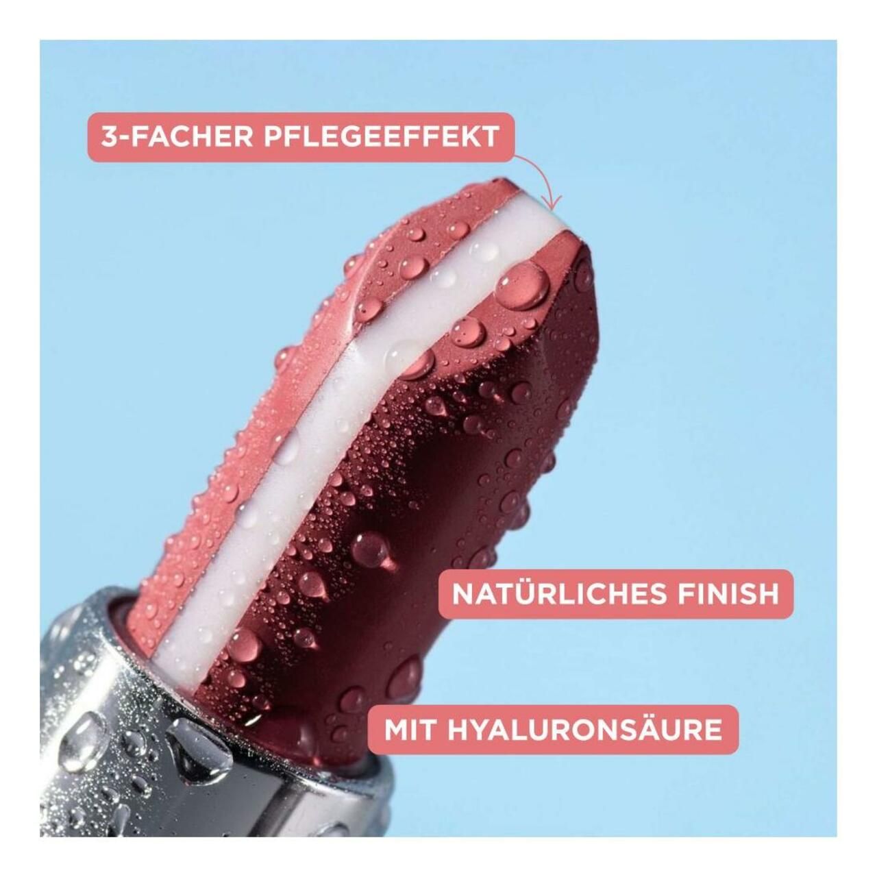 Nahaufnahme eines Lippenstifts mit Wassertropfen. Text: 3-facher Pflegeeffekt, Natürliches Finish, Mit Hyaluronsäure.