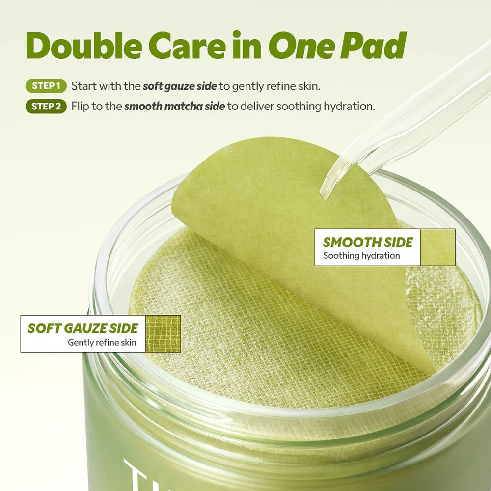 Nahaufnahme eines TIRTIR Matcha Tea Pads, das aus einem Behälter genommen wird, mit Beschriftung der Seiten.