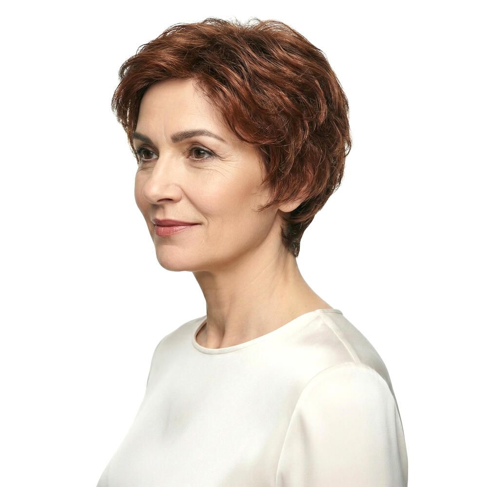Frau mit Perücke RIVA, rotbraune kurze Haare, Seitenansicht. Trägt weißes Oberteil.